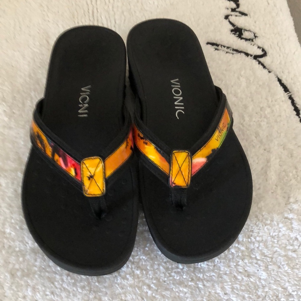 Vionic.  7M.   Multi color